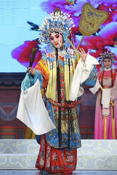 Actriz de ópera tradicional bastante china con traje teatral — Foto de Stock