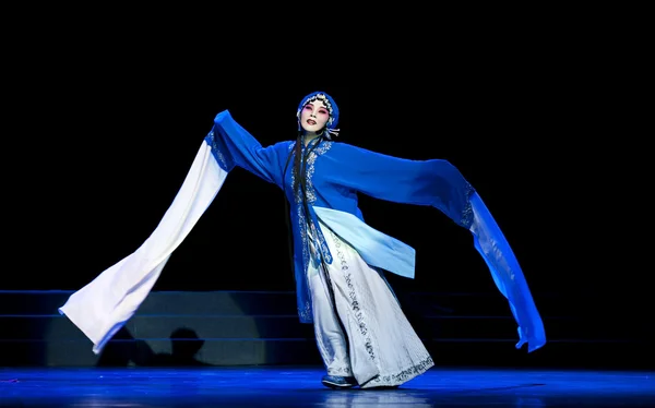 Bastante chinesa tradicional atriz de ópera com traje teatral — Fotografia de Stock