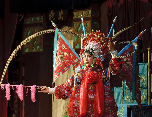 Cina attrice d'opera con costume teatrale e pittura facciale — Foto Stock