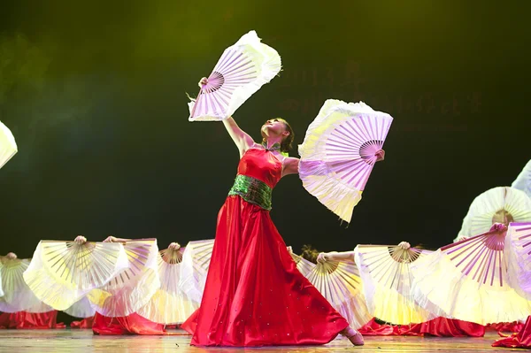 அழகான சீன தேசிய நடனக் கலைஞர்கள் — ஸ்டாக் புகைப்படம்