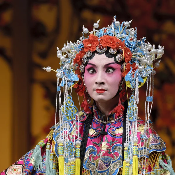 Actriz de ópera tradicional bastante china con traje teatral — Foto de Stock