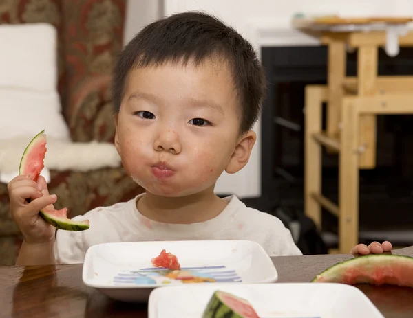 Bebê comendo melancia — Fotografia de Stock