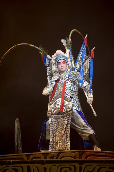 Chinesischer traditioneller Opernschauspieler mit theatralischem Kostüm — Stockfoto