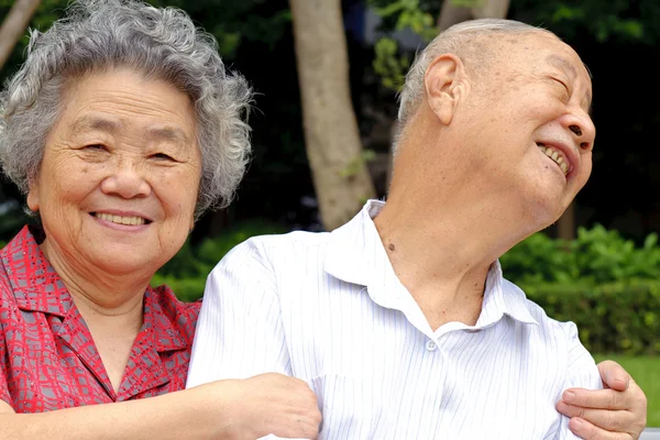 Una íntima pareja de ancianos abrazó — Foto de Stock