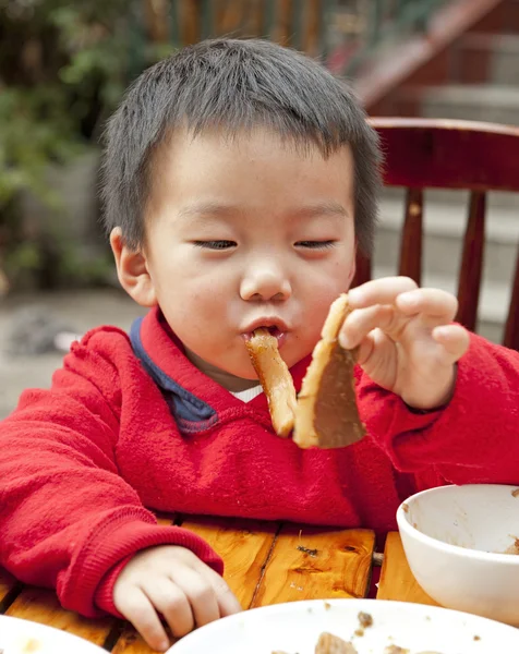 Un bambino sta mangiando — Foto Stock