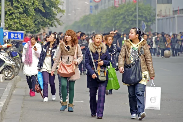 People pass through a busy pedestrian shopping street — Stock Photo, Image