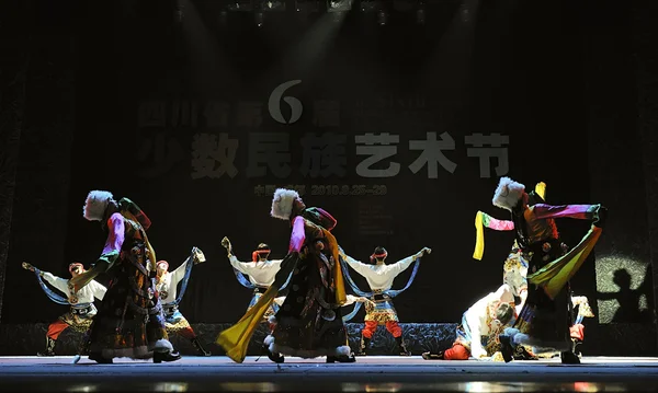 Chinese Tibetan ethnic dancers — Stock Photo, Image