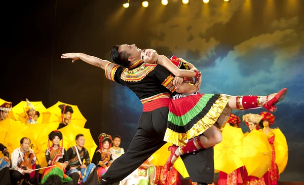 Dança étnica chinesa de nacionalidade Yi — Fotografia de Stock