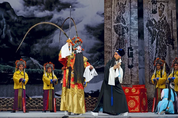 Ator de ópera tradicional chinesa com traje teatral — Fotografia de Stock