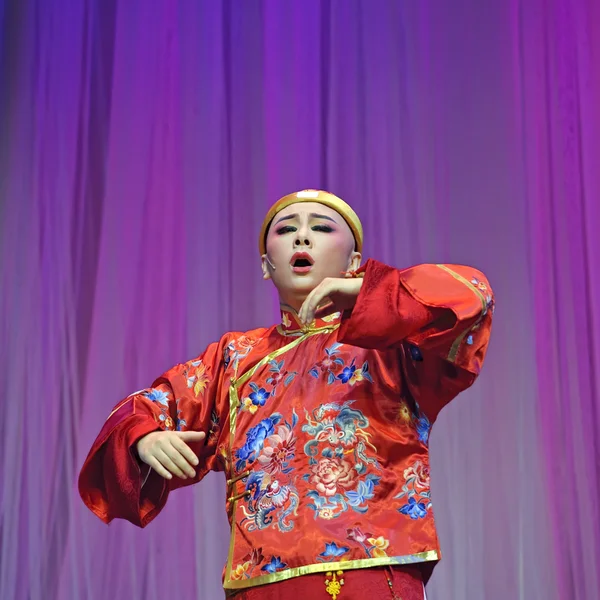 Kinesiska traditionell opera skådespelare med teatraliska kostym — Stockfoto