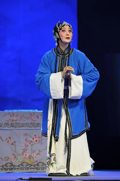 Pretty chinese traditional opera actress with theatrical costume — Stock Photo, Image