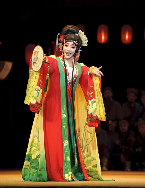 Jolie actrice d'opéra traditionnelle chinoise avec costume théâtral — Photo