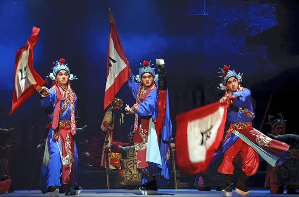 Kinesiska traditionell opera aktörer med scenisk dräkt — Stockfoto