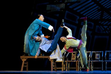 Çin Ulusal dansçılar sahnede gerçekleştirmek