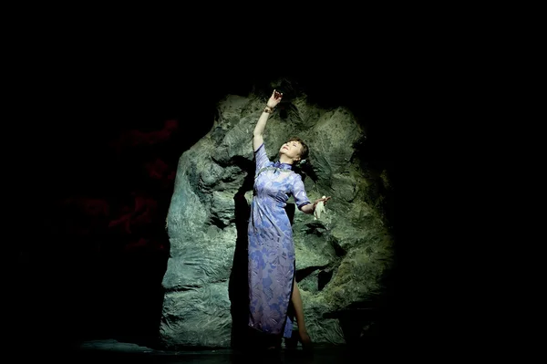 Actriz de ópera china actúa en el escenario — Foto de Stock