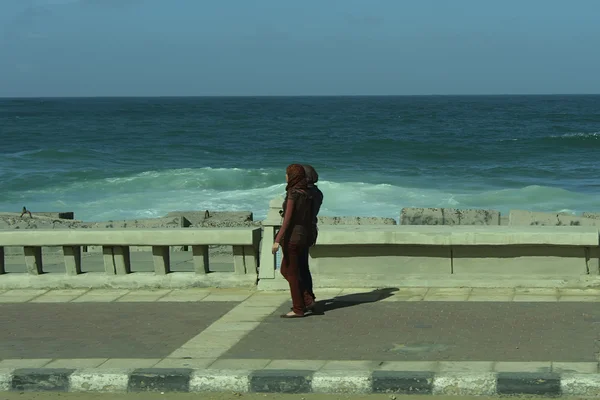 Filles égyptiennes marchant au bord de la mer — Photo