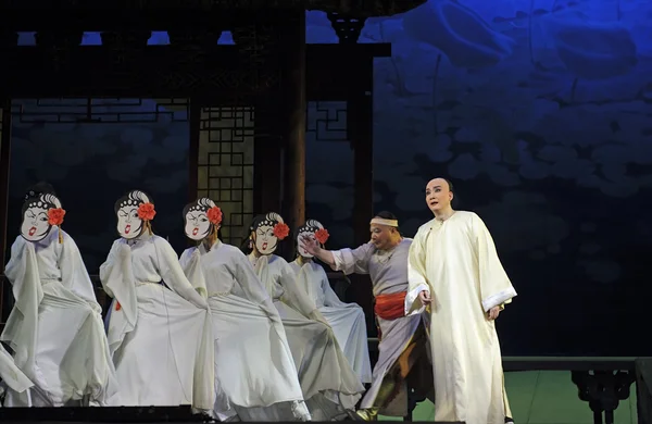 Chinesischer traditioneller Opernschauspieler mit theatralischem Kostüm — Stockfoto