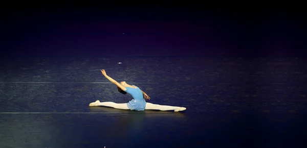 Saltando bailarina de ballet —  Fotos de Stock
