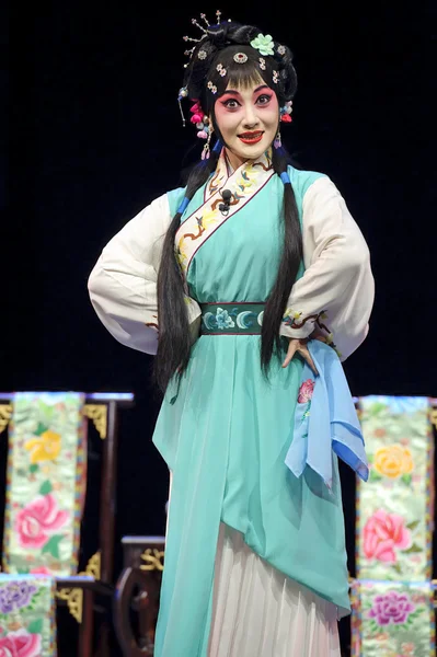 Jolie actrice d'opéra chinoise sur scène avec costume traditionnel . — Photo