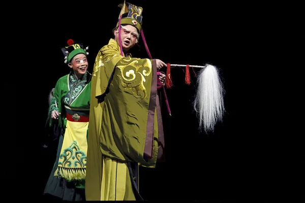 Chinesischer traditioneller Opernschauspieler mit theatralischem Kostüm — Stockfoto