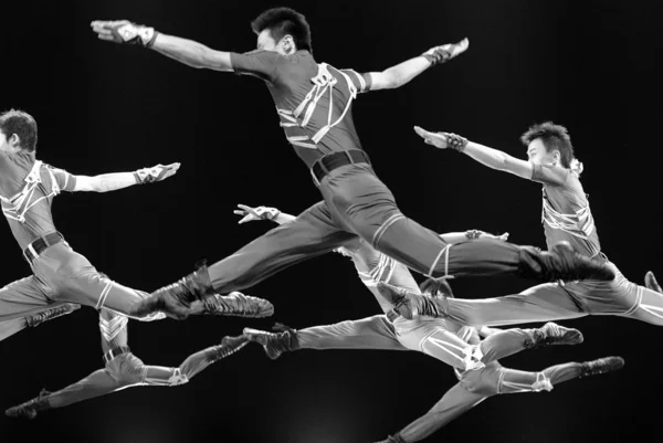 Hoppning moderna dansare — Stockfoto
