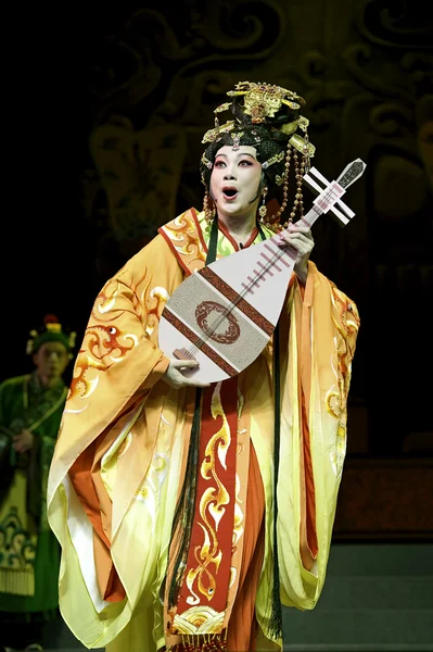 Pretty chinese traditional opera actress with theatrical costume — Stock Photo, Image