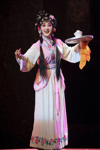 Bastante chinesa atriz de ópera se apresentar no palco com traje tradicional . — Fotografia de Stock