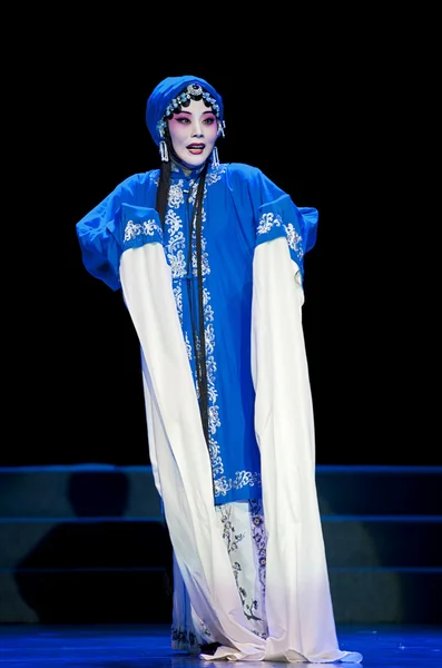 Pretty chinese traditional opera actress with theatrical costume — Stock Photo, Image