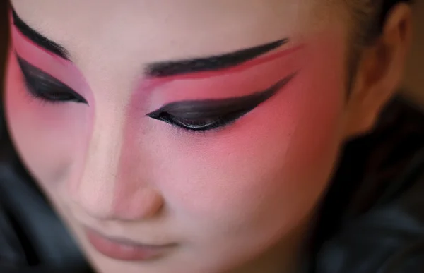 En kinesisk opera skådespelare målar ansiktet innan performa — Stockfoto