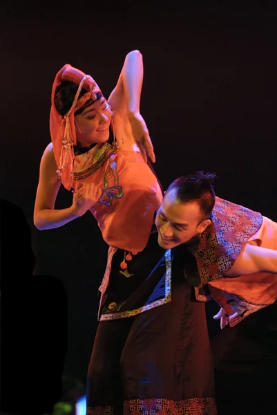 Çin etnik dansçılar — Stok fotoğraf