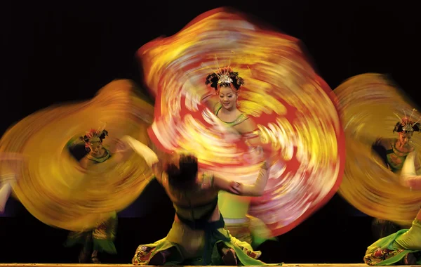 Chinese rolling national dancer — Stock Photo, Image