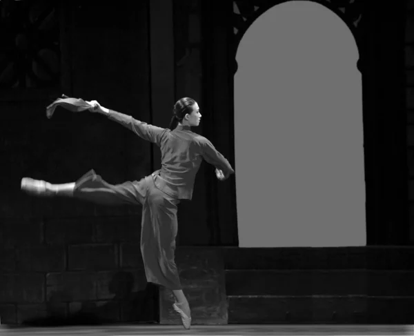 Chinesisches Ballett: Die rote Ablösung der Frauen — Stockfoto