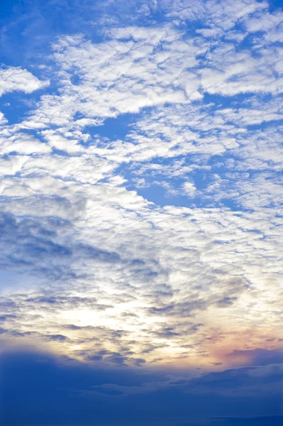 Wolk laag en blauwe hemel — Stockfoto
