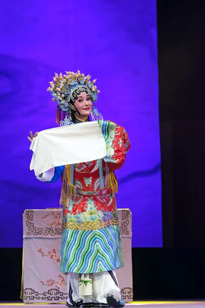 Pretty chinese traditional opera actress with theatrical costume — Stock Photo, Image