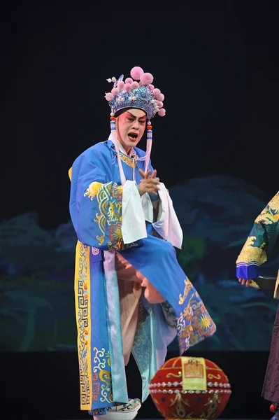 Chinesischer traditioneller Opernschauspieler mit theatralischem Kostüm — Stockfoto