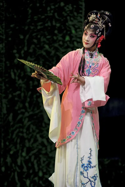 Actriz de ópera tradicional bastante china con traje teatral — Foto de Stock