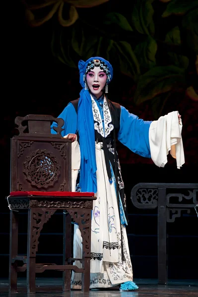 Pretty chinese traditional opera actress with theatrical costume — Stock Photo, Image