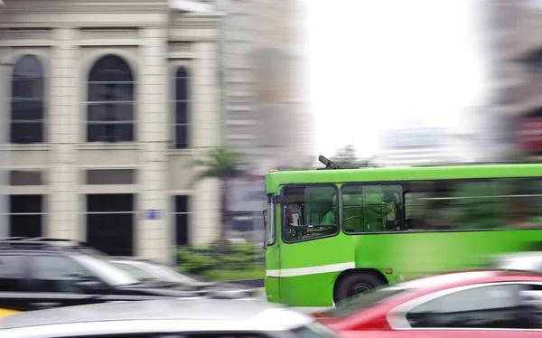 Travy city street og utydelig buss – stockfoto