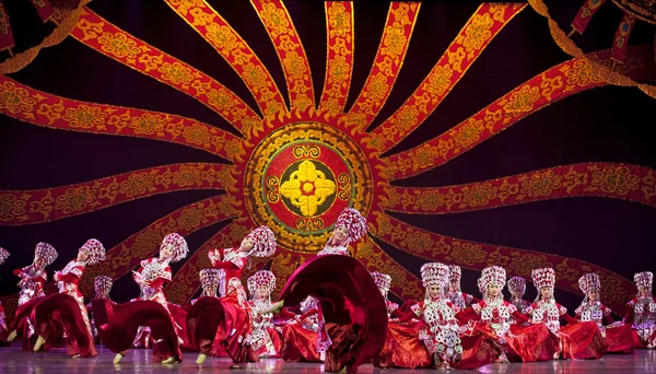 Chinese Yi national dancers — Stock Photo, Image