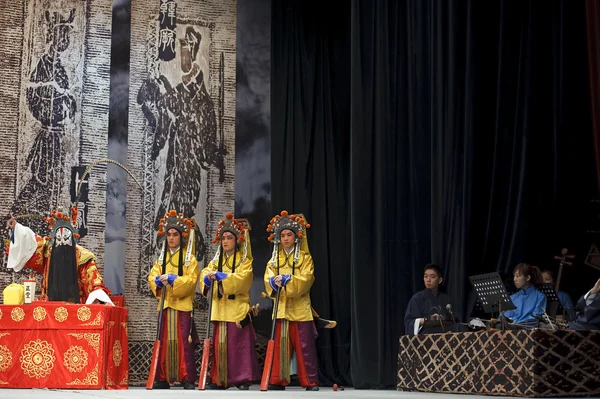 Actor de ópera tradicional chino con disfraz teatral — Foto de Stock