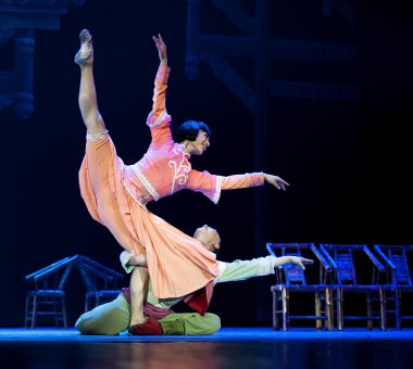 Çin Ulusal dansçılar sahnede gerçekleştirmek