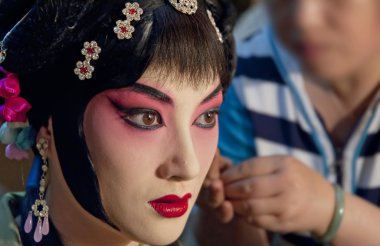 Çin Sichuan opera oyuncu boyama yüz sahne arkasında