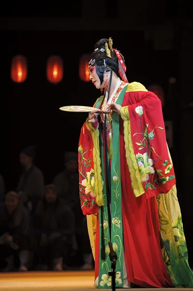 Oldukça Çince Geleneksel opera oyuncu tiyatro kostüm — Stok fotoğraf