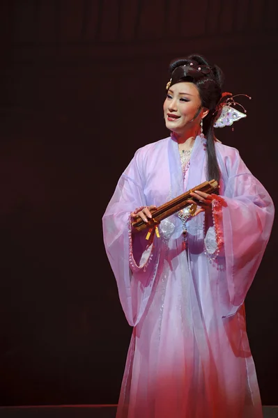 Jolie actrice d'opéra traditionnelle chinoise avec costume théâtral — Photo