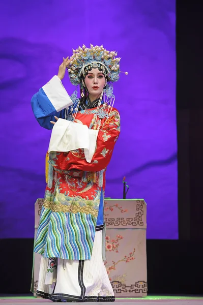 Hübsche traditionelle chinesische Opernsängerin mit theatralischem Kostüm — Stockfoto