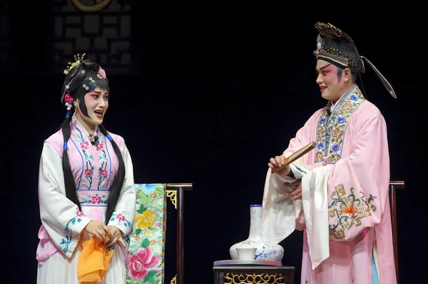 Pretty chinese traditional opera actress with theatrical costume — Stock Photo, Image