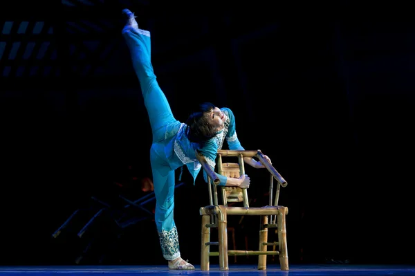 Menina dança nacional chinesa bonita — Fotografia de Stock