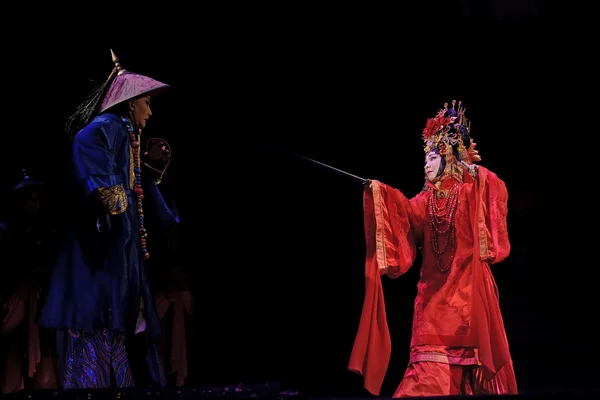 นักแสดงโอเปร่าแบบดั้งเดิมของจีนที่มีชุดละคร — ภาพถ่ายสต็อก