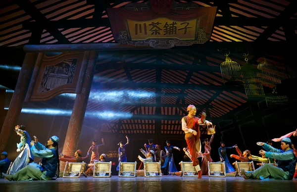 Национальные танцоры Китая выступают на сцене — стоковое фото