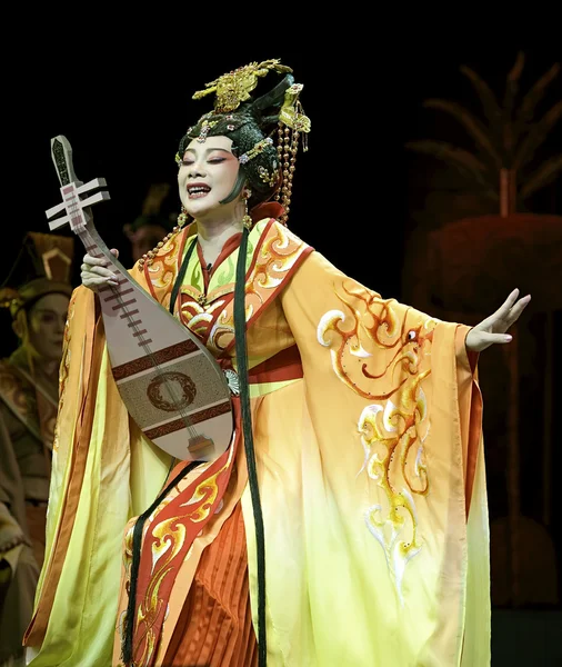 Vrij chinese traditionele opera actrice met theatrale kostuum — Stockfoto